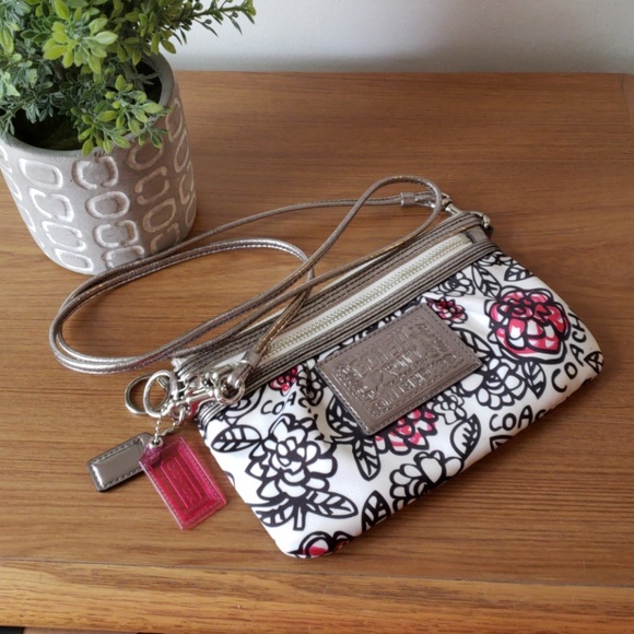 Coach Handbags - Coach Poppy purse